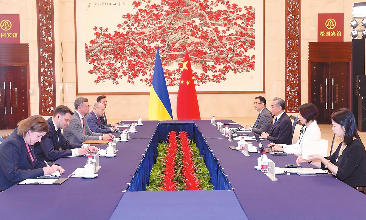 Le ministre chinois des Affaires étrangères, Wang Yi, s’entretient avec le ministre ukrainien des Affaires étrangères, Dmytro Kuleba, à Guangzhou, dans la province du Guangdong (sud de la Chine), le 24 juillet 2024. Photo : Weibo du centre d’information de l’ambassade d’Ukraine auprès de la Chine