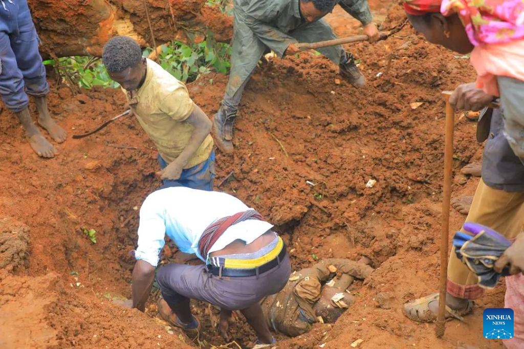 People search for victims at the site of a landslide in southern Ethiopia's Geze Gofa district, July 22, 2024. The death toll from a landslide in southern Ethiopia has risen to 146, local government officials said on Tuesday. The deadly landslide occurred on Monday morning at around 10:00 a.m. local time (0700 GMT) in southern Ethiopia's Geze Gofa district. (Photo: Xinhua)