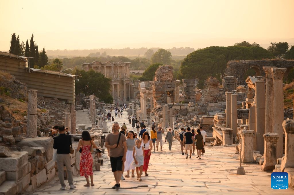 Tourists visit the ancient city of Ephesus in Izmir, Türkiye, July 22, 2024. (Photo: Xinhua)