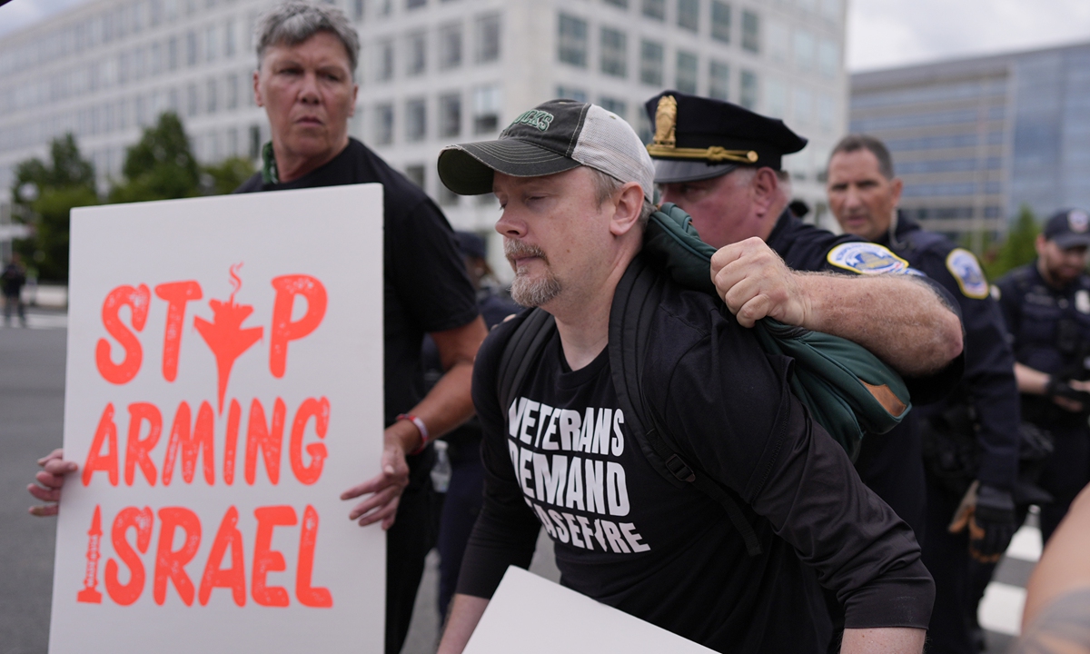 Washington Metropolitan Police clear demonstrators from blocking traffic on July 24, 2024, in Washington, ahead of a scheduled visit by Israeli Prime Minister Benjamin Netanyahu at the US Capitol. Thousands of protesters against the war in Gaza converged on Washington on the day to condemn Netanyahu's visit, according to US media. Photo: VCG