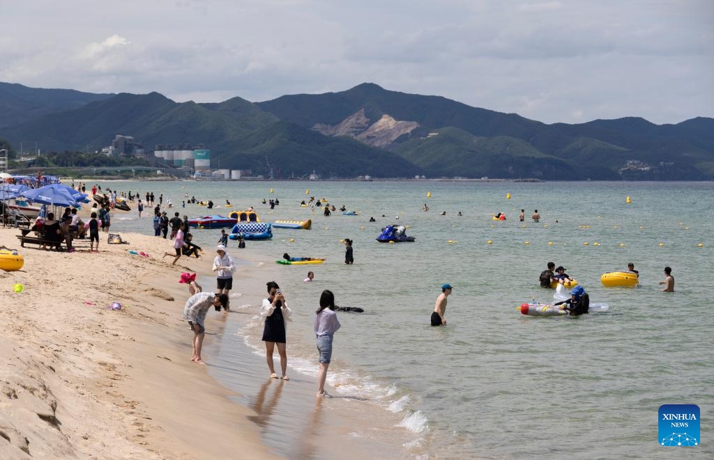 Tourists have fun on the beach in Donghae city, Gangwon province, South Korea, July 24, 2024. (Photo: Xinhua)