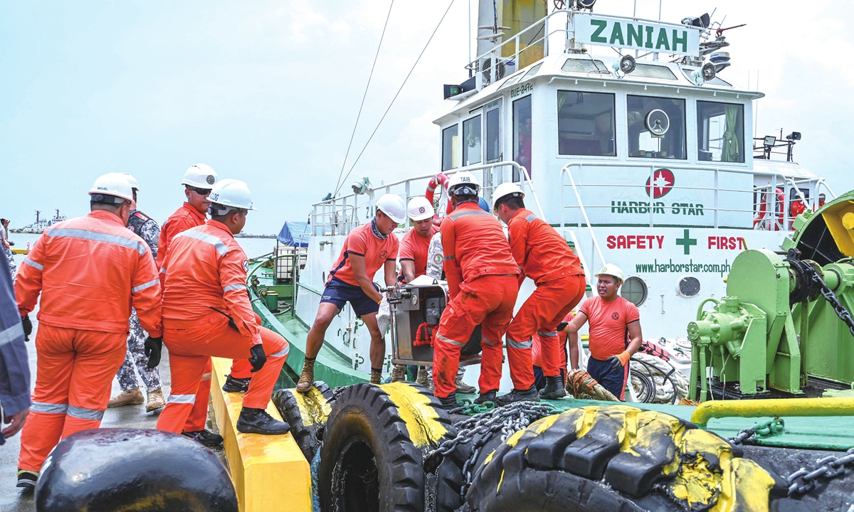 

Philippine coast guard personnel load the skimmers that will be used to clean up an oil spill, at a port in Limay, Bataan on July 26, 2024. A Philippine-flagged tanker carrying 1.4 million liters of industrial fuel oil capsized and sank off Manila on July 25, authorities said, as they raced against time to contain the spill. Photo: VCG