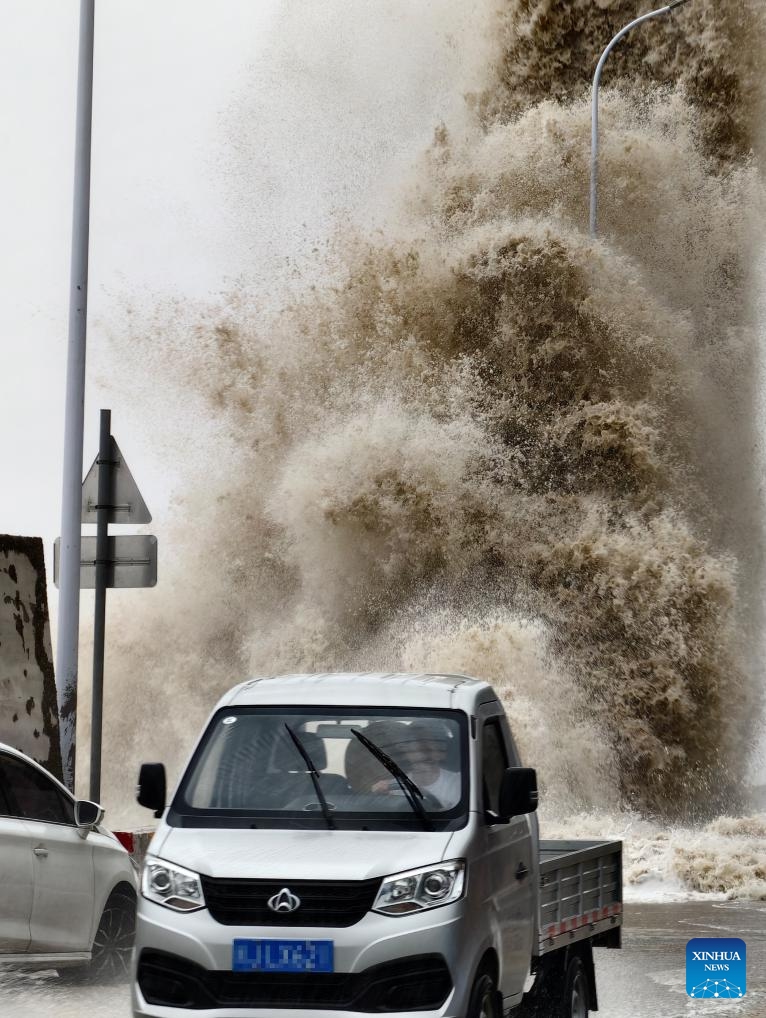 Huge waves lash the shore in Sansha Township of Xiapu County, southeast China's Fujian Province, July 25, 2024. (Photo: Xinhua)