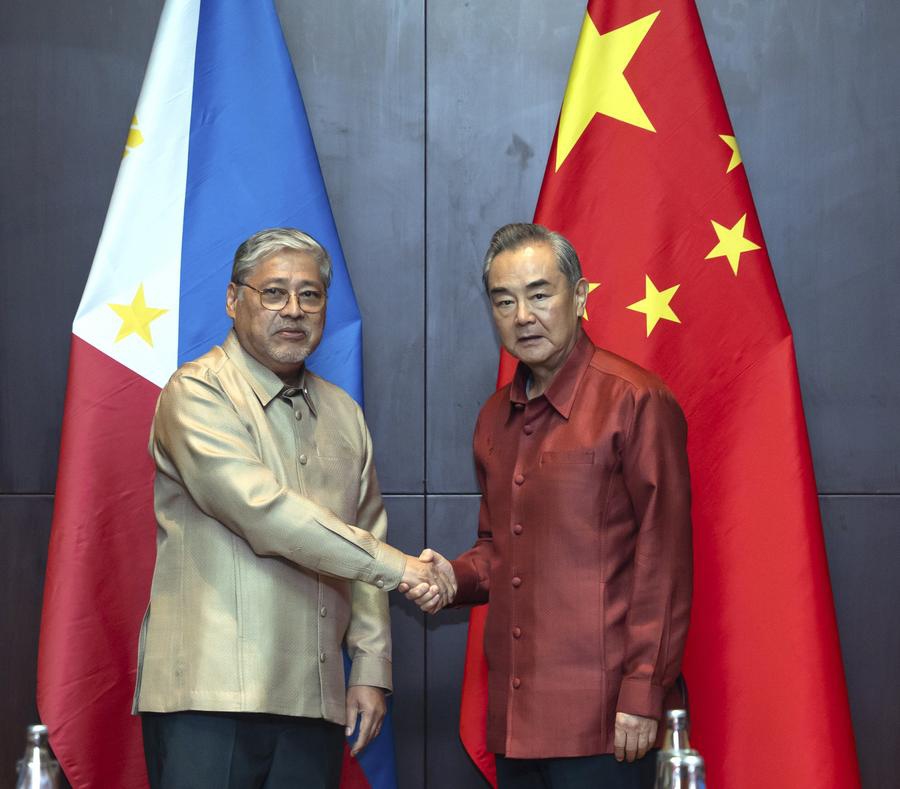 Chinese Foreign Minister Wang Yi, also a member of the Political Bureau of the Communist Party of China Central Committee, meets with Philippine Foreign Secretary Enrique Manalo in Vientiane, Laos, July 26, 2024. (Photo: Xinhua)