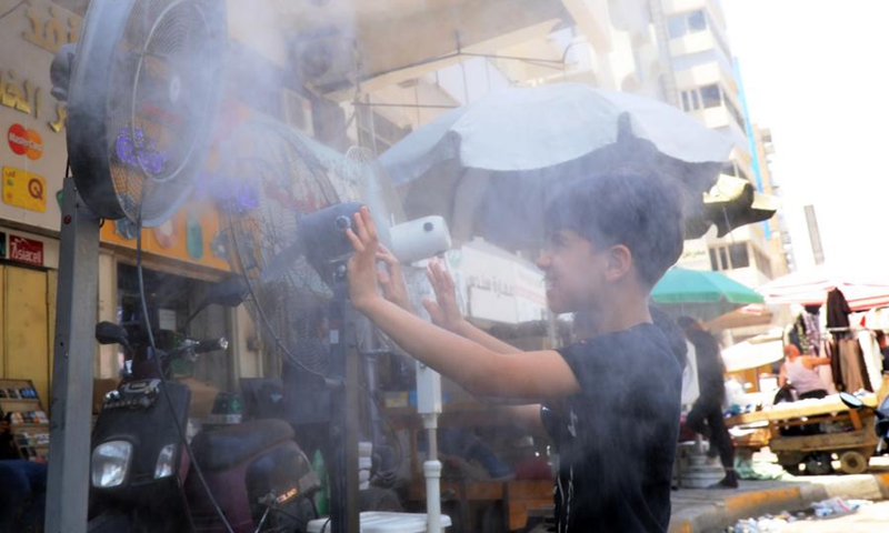 A boy cools off in front of a fan during a heatwave in Baghdad, Iraq, on July 10, 2024. Photo: Xinhua