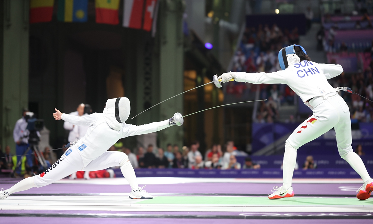 China's fencer Sun Yiwen (right) competes with Japan's Miho Yoshimura on the first day of the fencing at the Paris Olympics on Julu 27, 2024.  Photo: VCG