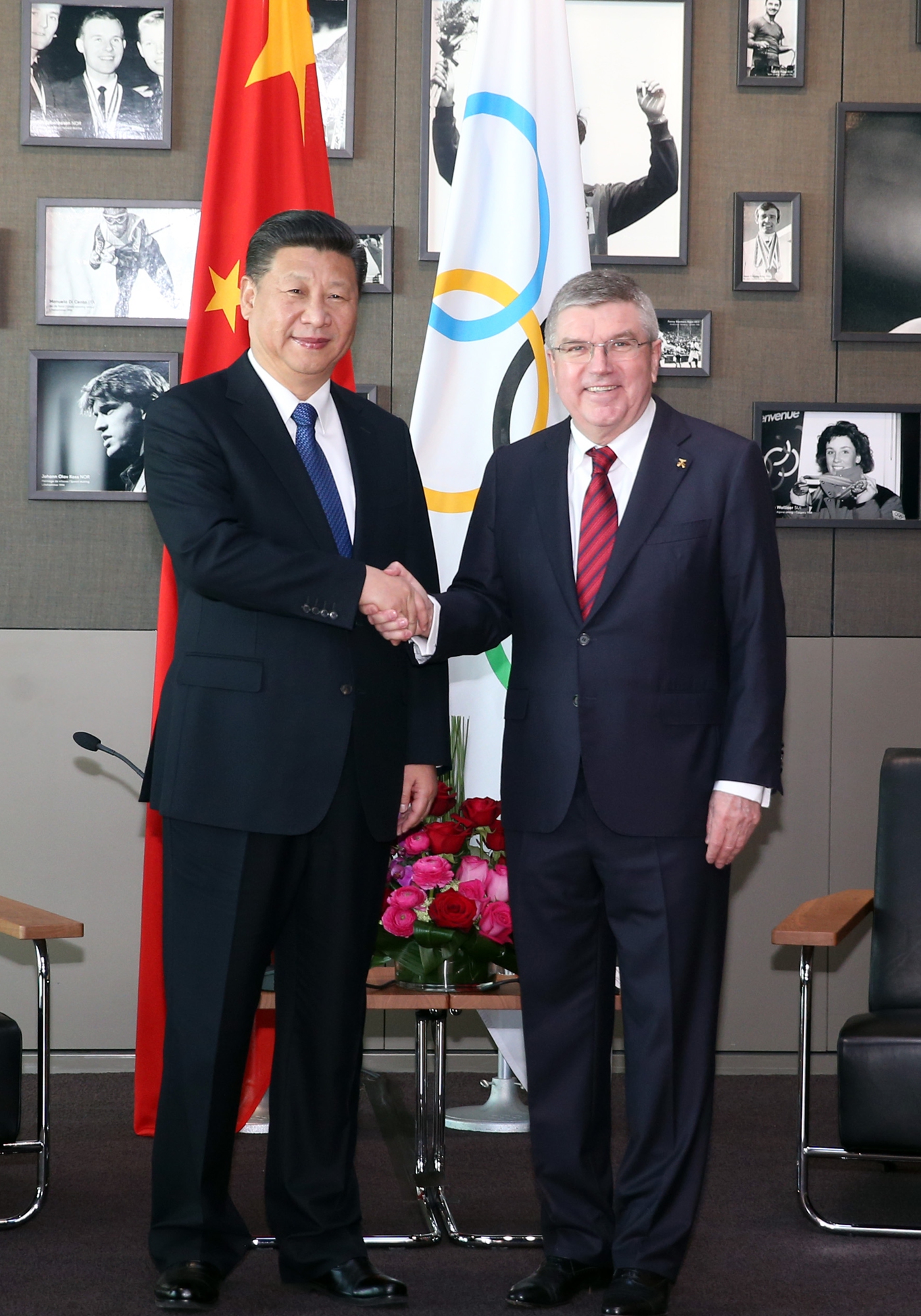 Chinese President Xi Jinping meets with IOC President Thomas Bach on January 18, 2017 in Lausanne, Switzerland.   Photo: Xinhua