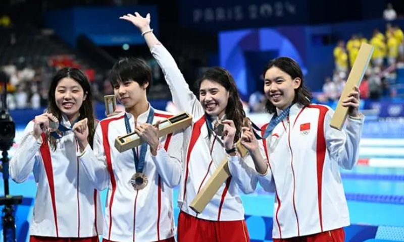 From left: Wu Qingfeng, Cheng Yujie, Zhang Yufei and Yang Junxuan pose for a photo after the medal ceremony. Photo： Xinhua