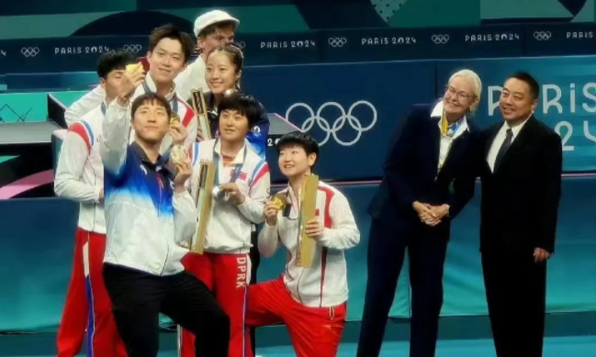 After the mixed doubles tabletennis final match was held at the ParisOlympics on Tuesday, the top three medalists posed for a group selfie. This friendly interaction among athletes from China, North Korea and South Korea has sparked widespread discussion. Photo: Courtesy of Xin Hua

