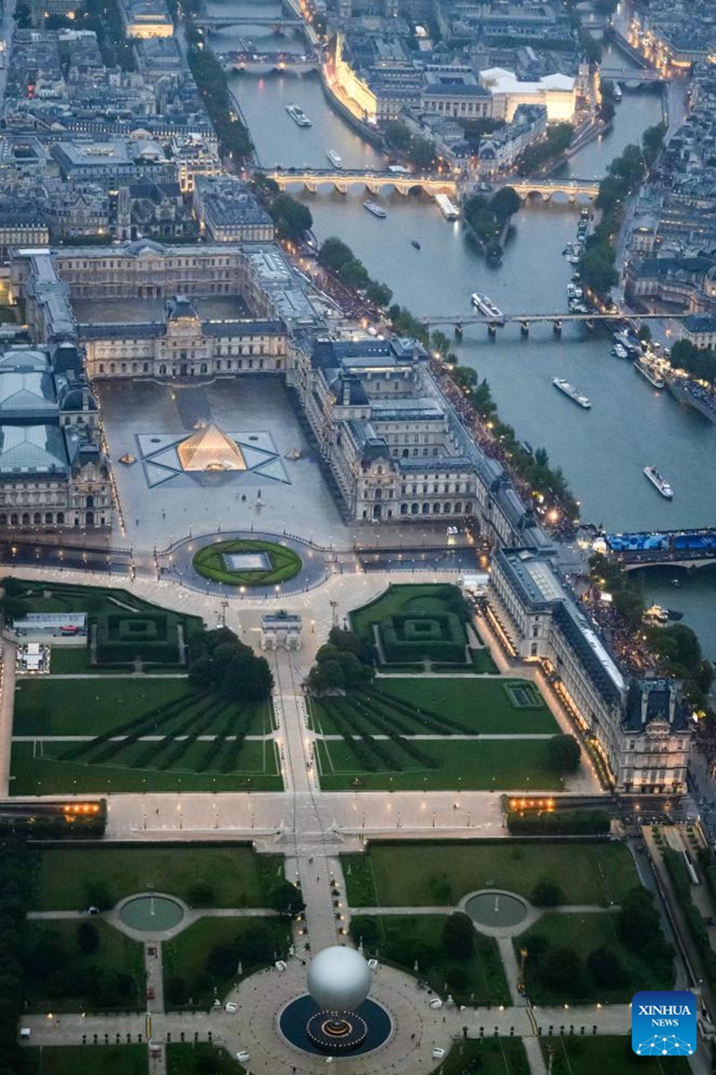 This photo taken from an helicopter on July 26, 2024 shows an aerial view of a ballon attached to the cauldron (not seen in picture) in the Tuileries Garden with behind the Pyramide du Louvre, designed by Chinese-US architect Ieoh Ming Pei, during the opening ceremony of the Paris 2024 Olympic Games in Paris, France. Photo: Xinhua