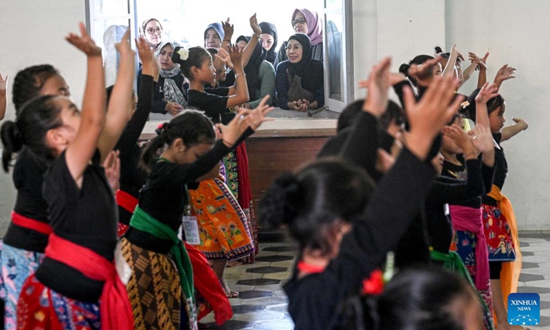 Parents watch as their children practice traditional dance for a musical performance which will be held on August 11 to celebrate Indonesia's Independence Day in Jakarta, Indonesia, July 28, 2024. Photo: Xinhua