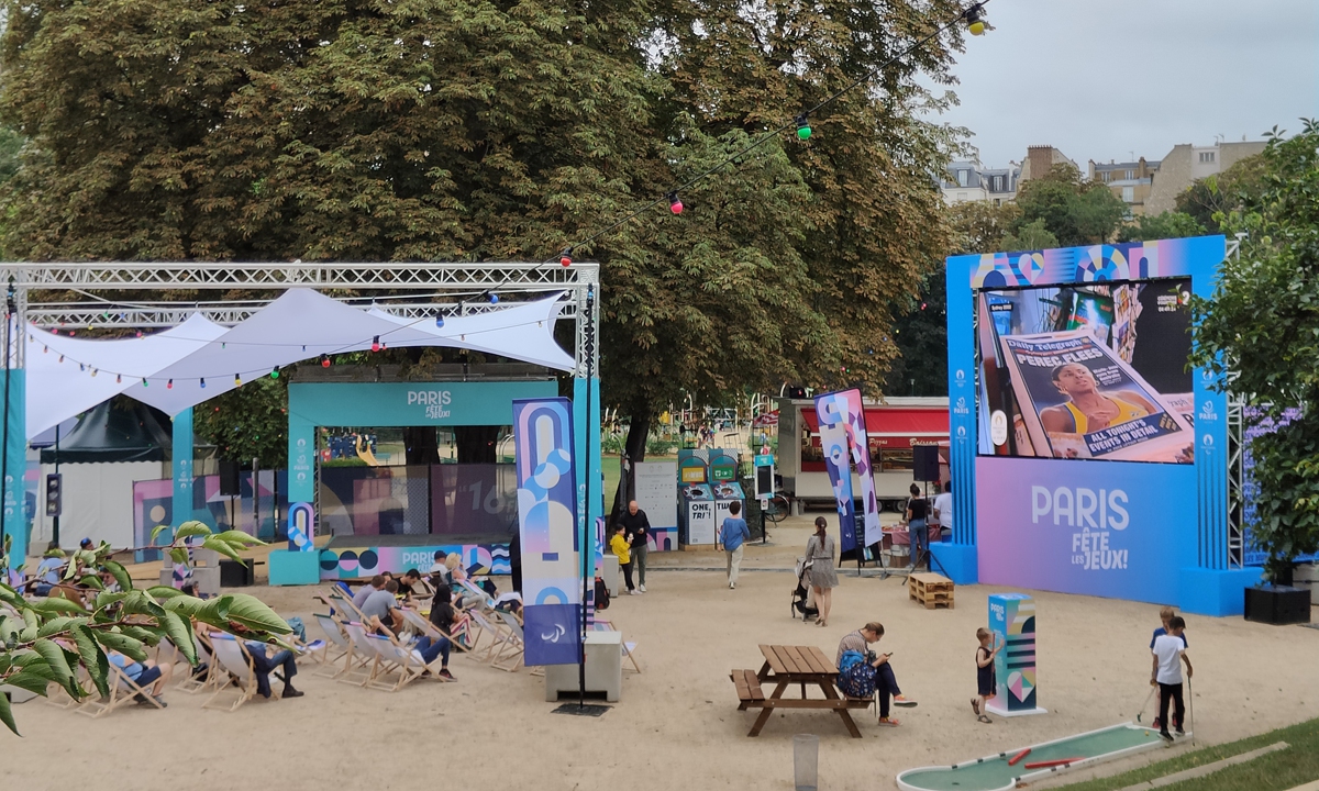 People relax in a free Olympic viewing area nestled within a tranquil park in Paris on July 29, 2024. This park located in the bustling heart of the city is considered a hidden gem. Photo: Zhang Zhen/GT