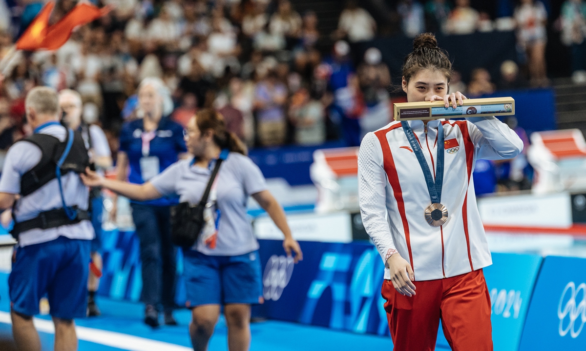 While waving and interacting with the audience after the medal ceremony, Zhang Yufei sheds tears in Paris, France, on July 28, 2024. Photo: Li Hao/GT