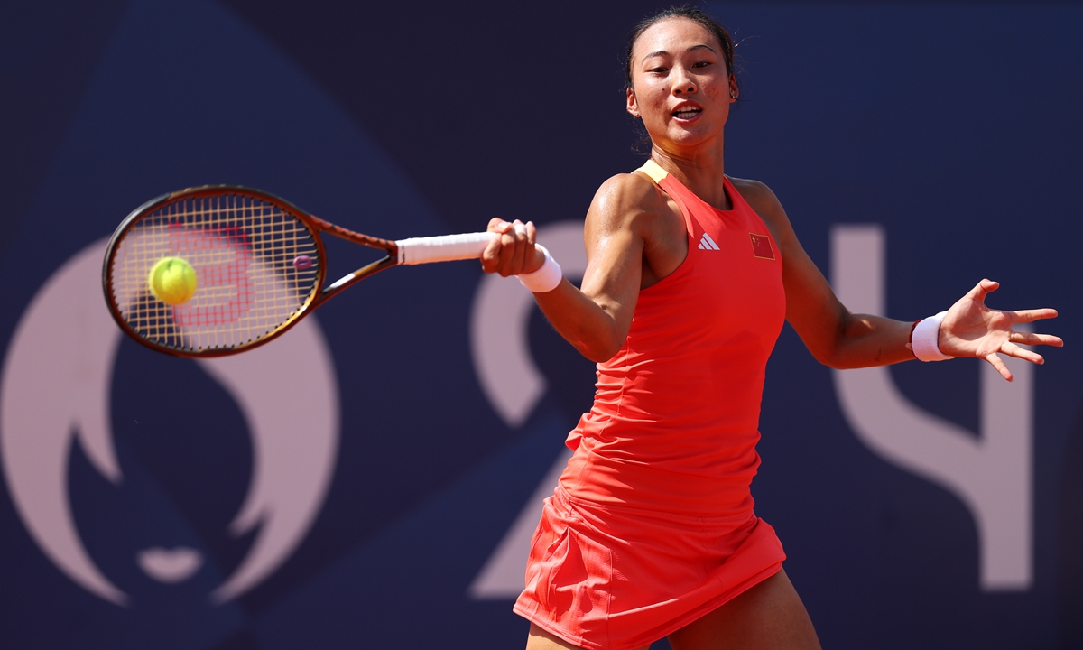 Chinese tennis player Zheng Qinwen plays a forehand against Emma Navarro of the US during the women's singles third-round match at the Paris Olympic Games on July 30, 2024. Zheng won 6-7, 7-6,6-1 to advance to the last eight. Photo: VCG