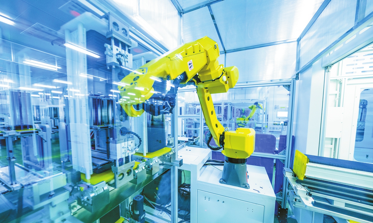 An industrial robotic arm operates on the automated assembly production lines of LONGi Green Energy Technology Co. in Jiaxing, East China's Jiangsu Province on April 19, 2024. Photo: Courtesy of LONGi