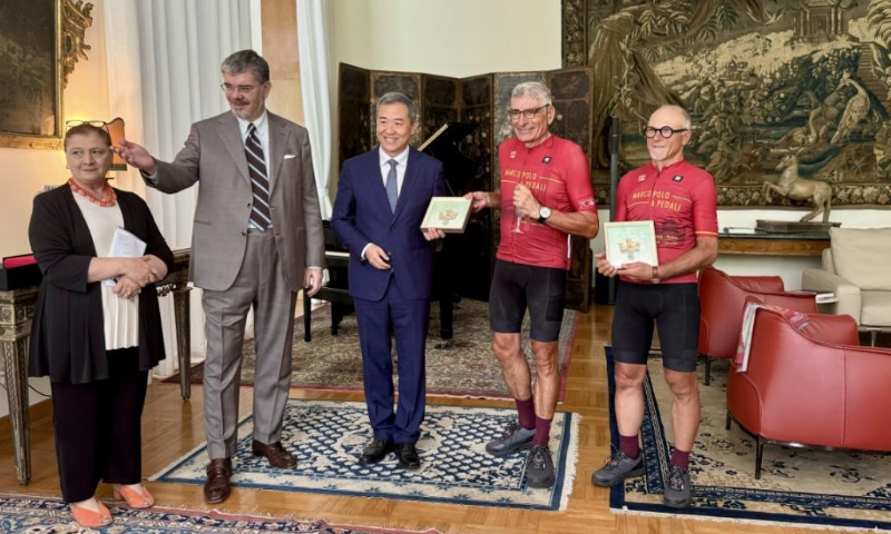 Li Hui, Deputy Director-General of the Foreign Affairs Office of the People's Government of Beijing Municipality (3rd from left), presents gifts to Alberto Fiorin and Dino Facchinetti at the reception held in Beijing on August 2. Photo: Dong Feng/GT