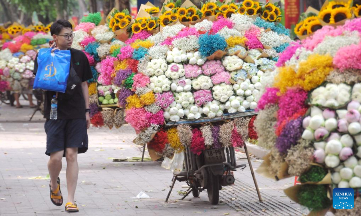 Flower stalls line the street in Hanoi, Vietnam, Aug. 16, 2024. (Photo: Xinhua)