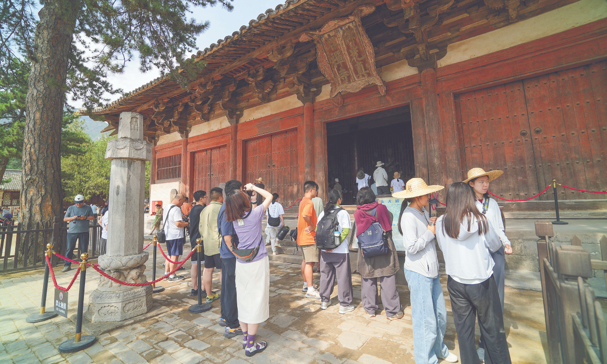 Ziyaretçiler, Shanxi'deki Wutai Dağı'nda bulunan Tang Hanedanlığı'na (618-907) kadar uzanan Foguang Tapınağı'nın güzelliğinin tadını çıkarıyor. Fotoğraf: VCG