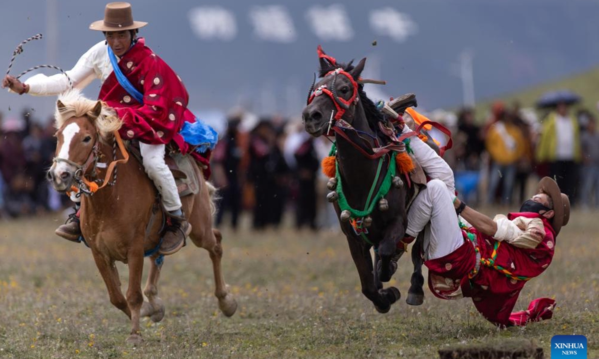 A rider (R) demonstrates his skills at a racecourse in Litang County, the Tibetan Autonomous Prefecture of Garze, southwest China's Sichuan Province, July 30, 2024. A horse racing event kicked off in Litang County on Tuesday, attracting nearly 1,000 herdsmen from across the county to participate in a variety of activities. (Photo: Xinhua)