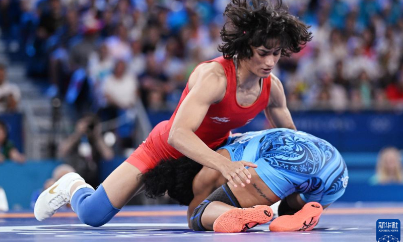 Indian wrestler Vinesh Phogat (left) competes with Cuban athlete Yusneylys Guzmán on August 6 in the Women's Freestyle 50kg semi-final wrestling match of the Paris Olympics. Photo: Xinhua