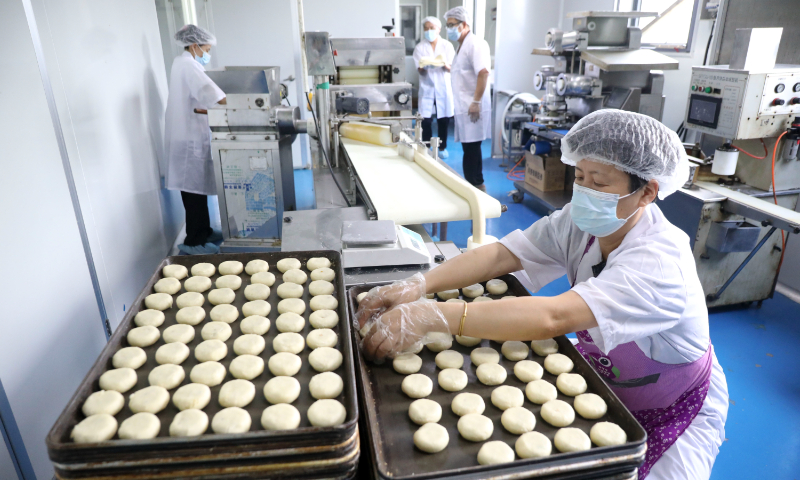 Workers make and pack mooncakes in a workshop on August 20, 2024 in Tonglu county, East China's Zhejiang Province. As the Mid-Autumn Festival, which falls on September 17 this year, is approaching, workers are rushing to increase supplies. Mid-Autumn Festival is usually celebrated with family reunions and mooncakes. Photo: VCG