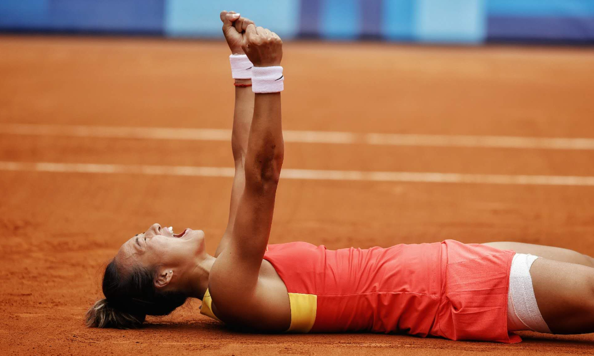 China's Zheng Qinwen celebrates after winning the tennis women's singles gold at the Paris Olympics on August 3. Photo：Li Hao/GT