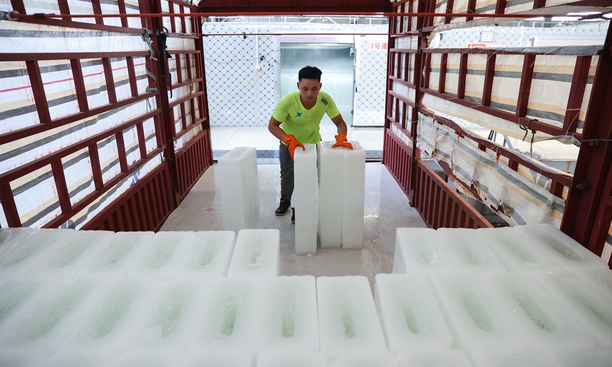 A worker carries ice cubes from the storage facility of an ice factory in Hangzhou, East China's Zhejiang Province on July 31, 2024. Sales of ice cubes are surging amid continued hot weather. The factory's eight production lines can produce more than 4,000 ice cubes a day if they operate 24/7 at full capacity.
Photo: VCG