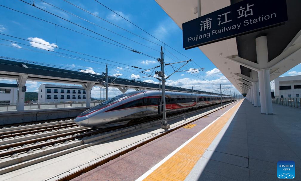 A trial bullet train runs past Pujiang Railway Station on the new high-speed railway linking Hangzhou and Wenzhou in Jinhua, east China's Zhejiang Province, July 30, 2024. A new high-speed railway went into trial operation on Tuesday linking two economic heavyweights of Hangzhou and Wenzhou cities in east China's Yangtze River Delta region. (Photo: Xinhua)