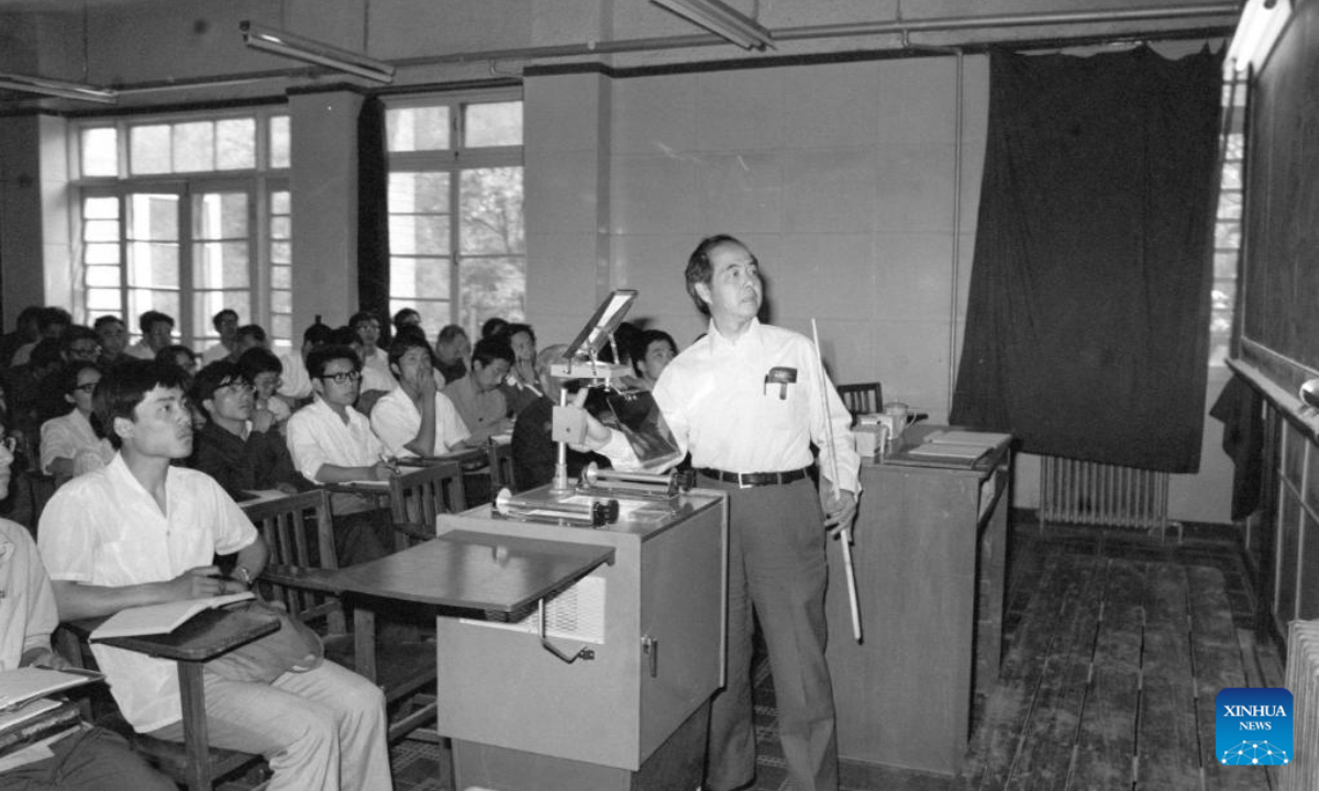 File photo of Chinese-American physicist Tsung-Dao Lee makes an academic report at University of Science and Technology of China on May 18, 1984. Photo: Xinhua