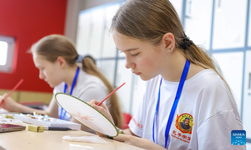 Russian students paint fans at Qingdao Hengxing University in Qingdao, east China's Shandong Province, Aug. 12, 2024. A summer camp themed on Chinese learning was recently held in Qingdao, with activities for 12 Russian students featuring traditional intangible cultural heritages. (Photo: Xinhua)