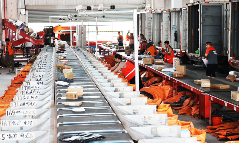 Workers sort express parcels at a public distribution center in Lianyungang, East China's Jiangsu Province, on August 13, 2024. As of that day, China's express delivery sector had handled 100 billion parcels in 2024. Average monthly deliveries exceeded 13 billion parcels, while monthly revenue of express delivery companies surpassed 100 billion yuan ($13.9 billion), both setting new records. Photo: VCG