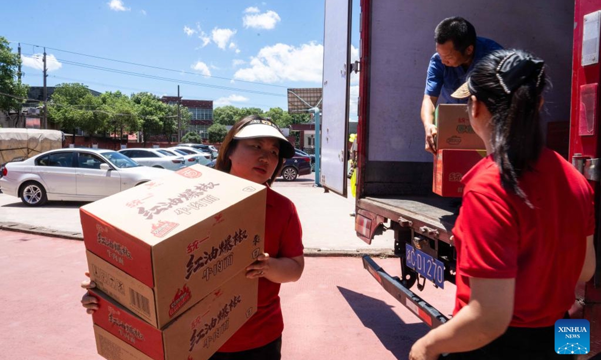 Volunteers carry necessities at a relocation site in a school in Xiangtan County, central China's Hunan Province, July 30, 2024. Heavy rainstorms in the aftermath of Typhoon Gaemi have wreaked havoc across Hunan. In Xiangtan County, three dike breaches occurred in the Juanshui River in the past few days, prompting the evacuation of thousands of residents. (Photo: Xinhua)