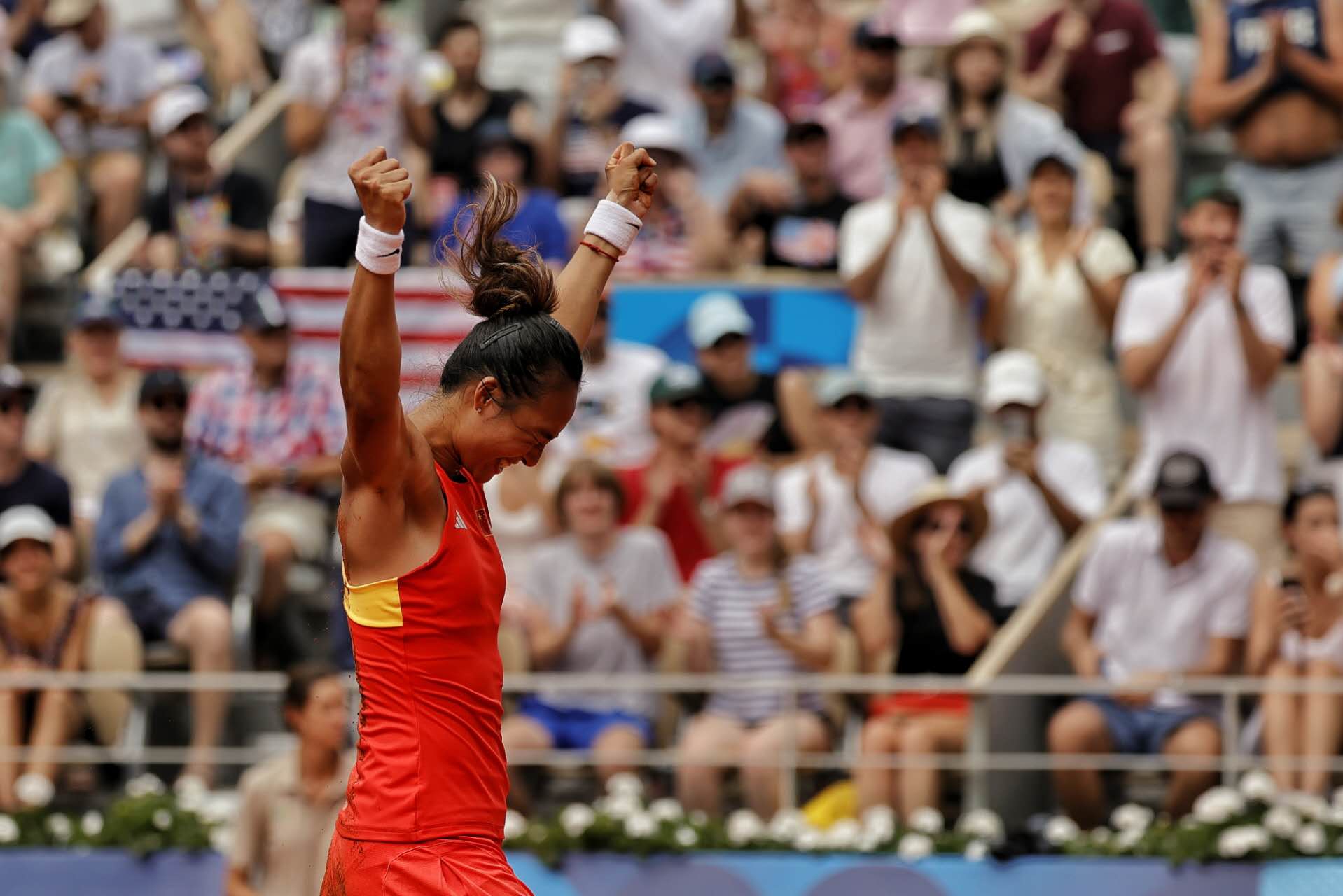 Zheng Qinwen celebrates winning the women's singles semifinal tennis <strong></strong>match against Iga Swiatek of Poland at the Paris Olympic Games on August 1, 2024. Photo: Li Hao/GT