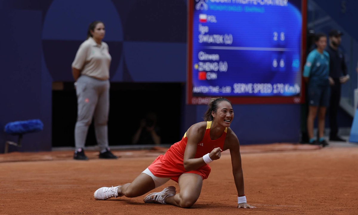 Zheng Qinwen celebrates winning the women's singles semifinal tennis match against Iga Swiatek of Poland at the Paris Olympic Games on August 1, 2024. Photo: Li Hao/GT