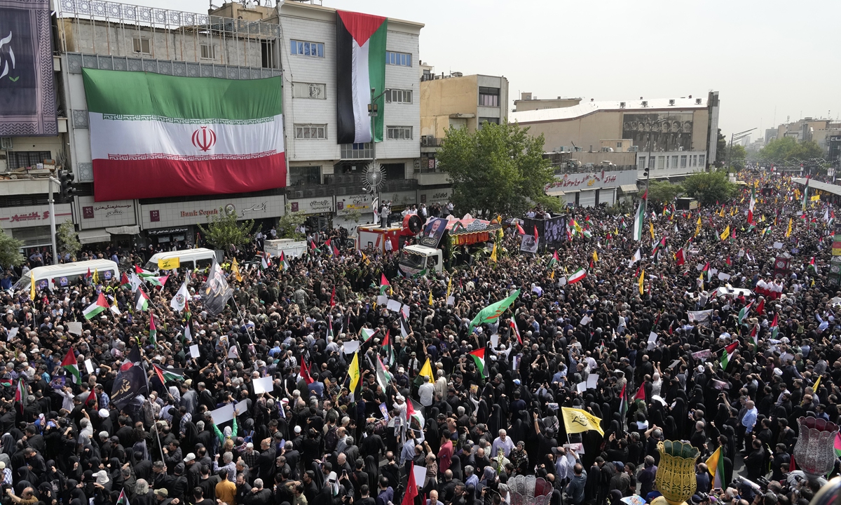 People follow a truck carrying the coffins of Hamas' political leader Ismail Haniyeh and his <strong></strong>bodyguard who were killed in an assassination on July 31, 2024, during their funeral ceremony in Tehran, Iran on August 1, 2024. Photo: VCG