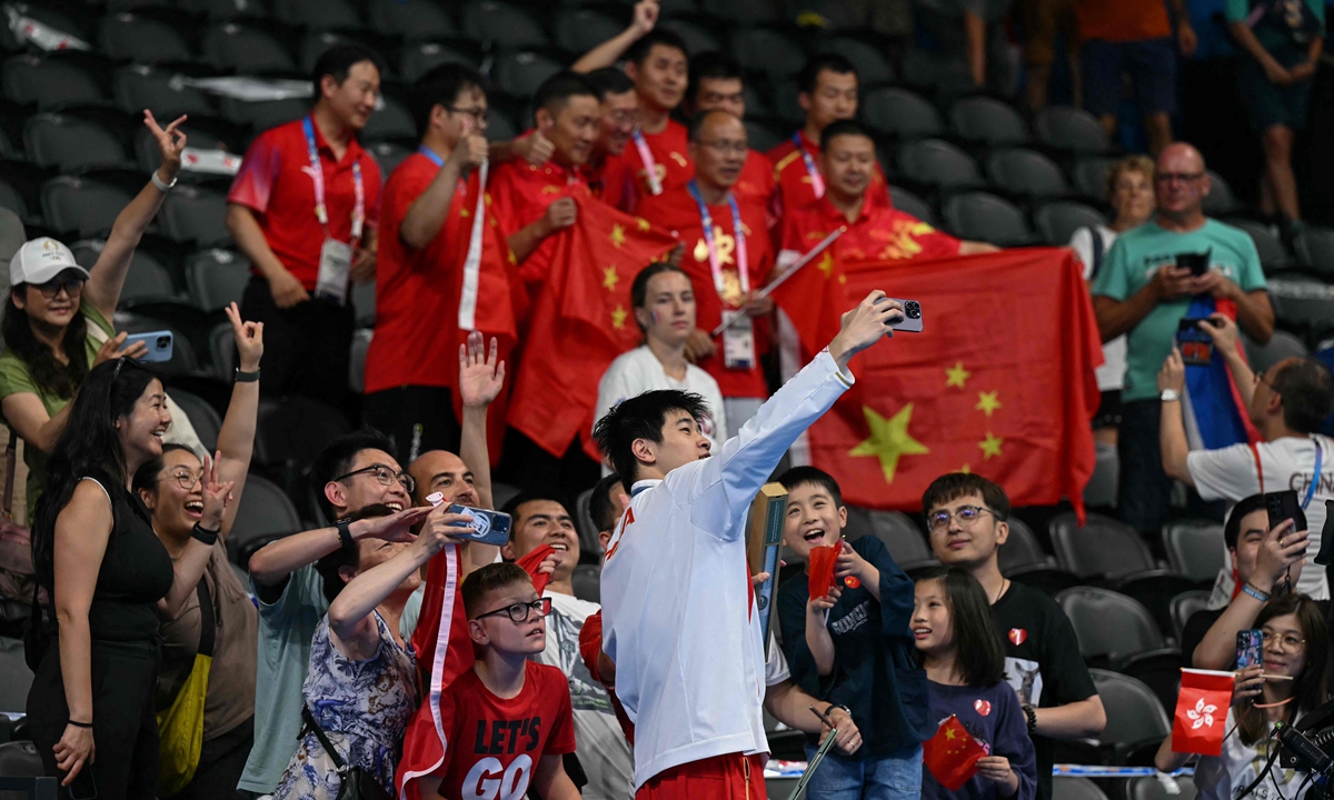 Gold medallist Pan Zhanle takes a selfie with supporters following the men's 100-meter freestyle swimming event at the Paris <strong></strong>Olympic Games on July 31, 2024. Photo: VCG