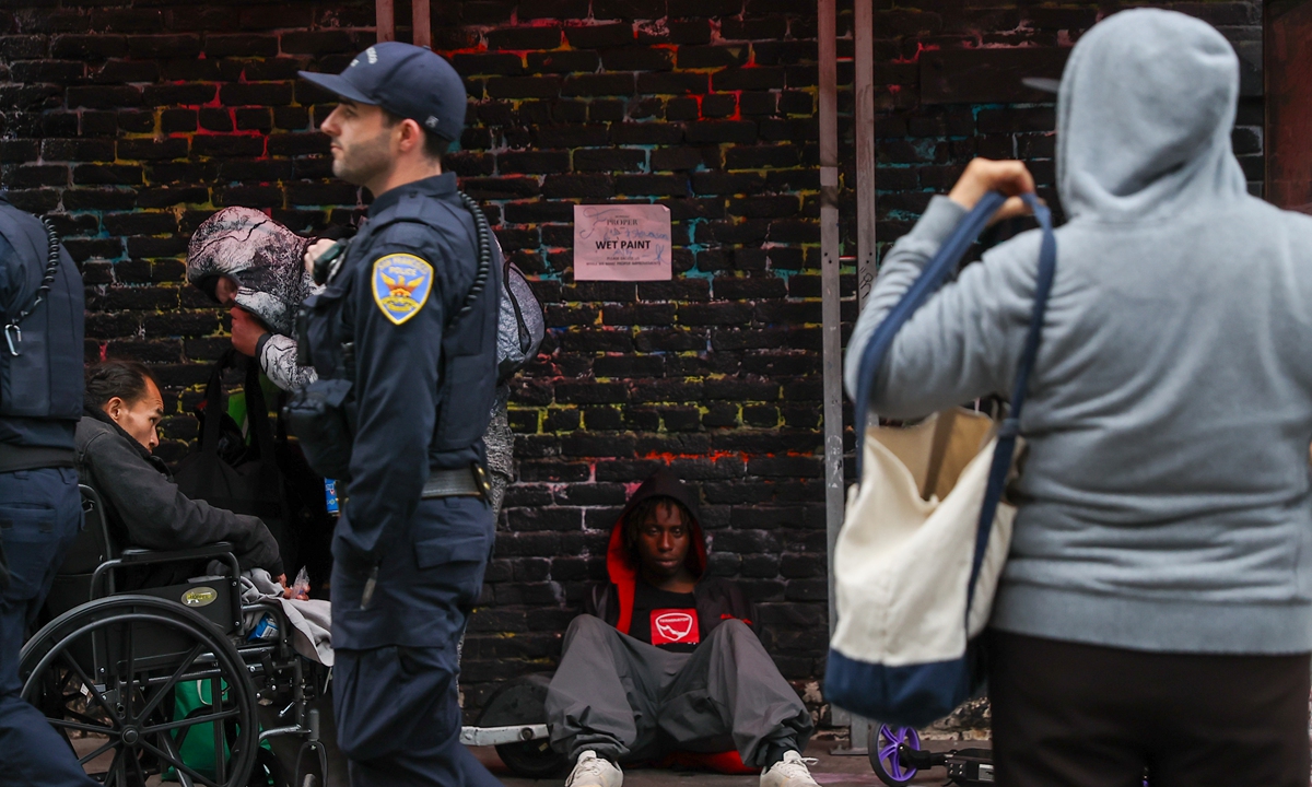 Homeless people are seen on the street as police patrol Market Street in San Francisco, California, US on July 31, 2024. California Governor Gavin Newsom has recently issued a directive ordering state officials to take down homeless encampments. Photo: VCG