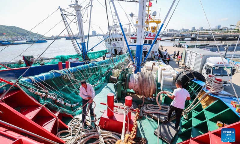 Fishermen prepare for fishing at the Shenjiamen fishing port in Zhoushan City, east China's Zhejiang Province, July 31, 2024. Four types of fishing boats with special permission set sail on Thursday after a three-month summer fishing ban in the East China Sea. Photo: Xinhua