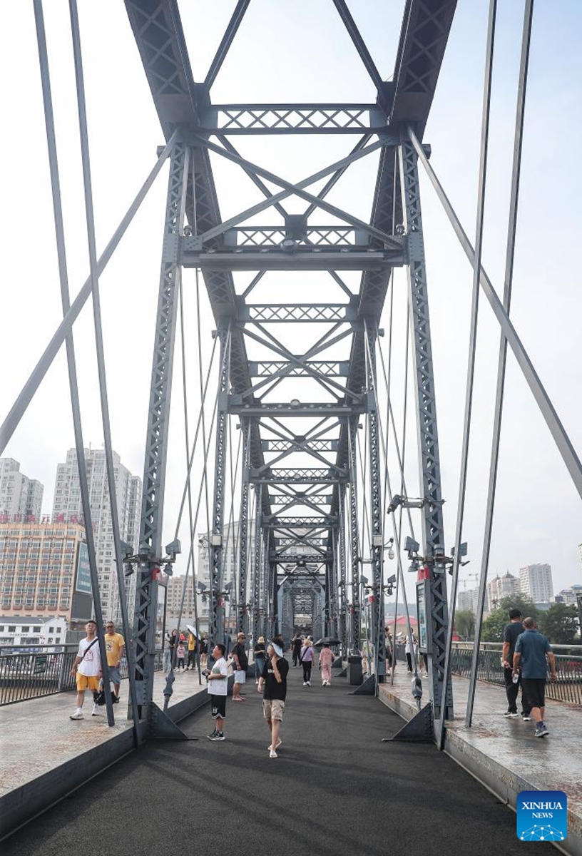 Tourists visit the Broken Bridge over the Yalu River in Dandong City, northeast China's Liaoning Province, Aug. 2, 2024. Tourism service has resumed as the water level in the Yalu River recedes and the riverside roads are reopened to traffic. Photo: Xinhua