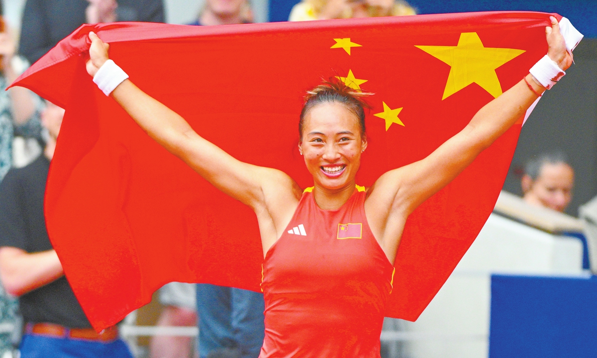 Chinese tennis player Zheng Qinwen celebrates her historic victory after winning in women's singles gold medal match against Donna Vekic of Croatia at the Paris 2024 Olympic Games in France on August 3, 2024. Photo: IC