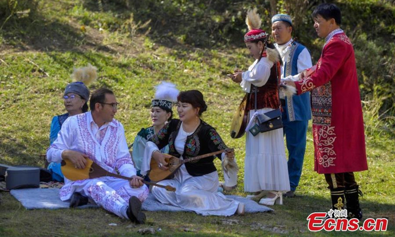 Artists perform Aken Songs at a park in Urumqi, northwest China's Xinjiang Uyghur Autonomous Region, Aug. 3, 2024. Photo: China News Service