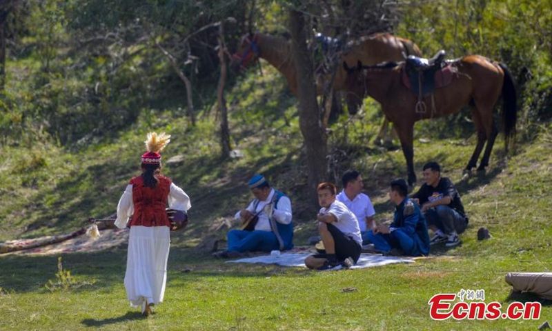 Artists perform Aken Songs at a park in Urumqi, northwest China's Xinjiang Uyghur Autonomous Region, Aug. 3, 2024. Photo: China News Service