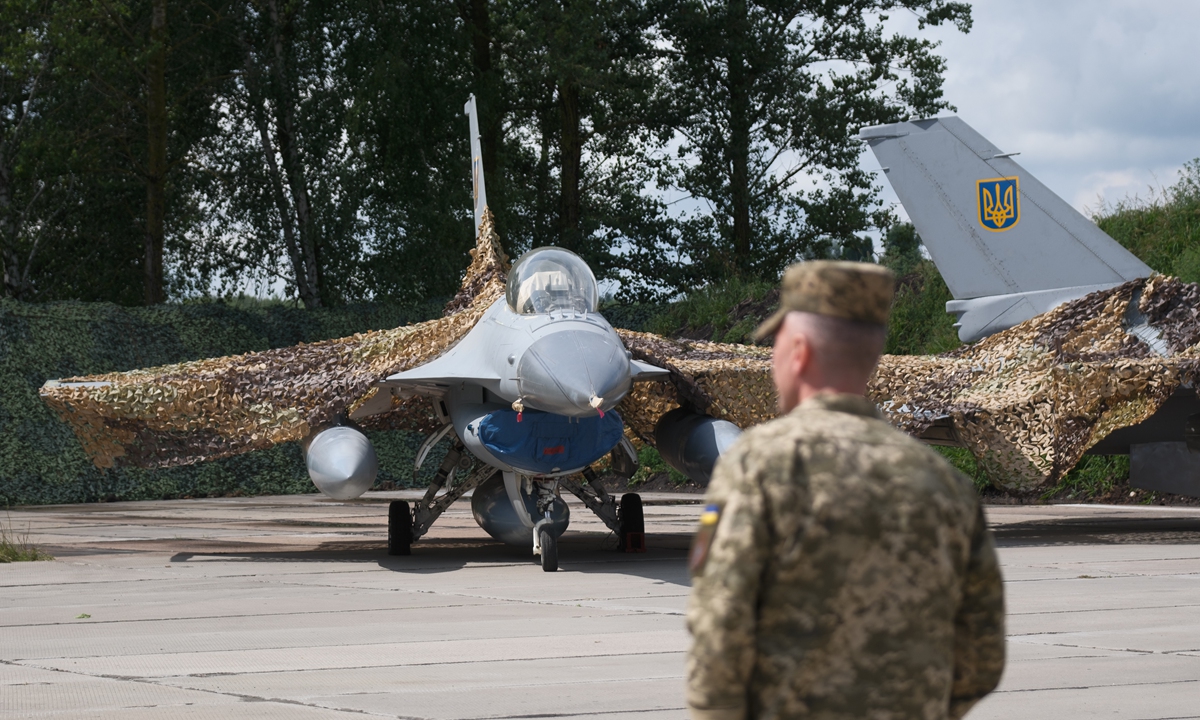 A Ukrainian military member stands next to the first General Dynamics F-16 Fighting Falcon sent to Ukraine on August 4, 2024. Ukrainian pilots have started flying the US-made F-16 fighter jets for operations. Photo: VCG