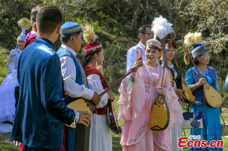 Artists perform Aken Songs at a park in Urumqi, northwest China's Xinjiang Uyghur Autonomous Region, Aug. 3, 2024. Photo: China News Service