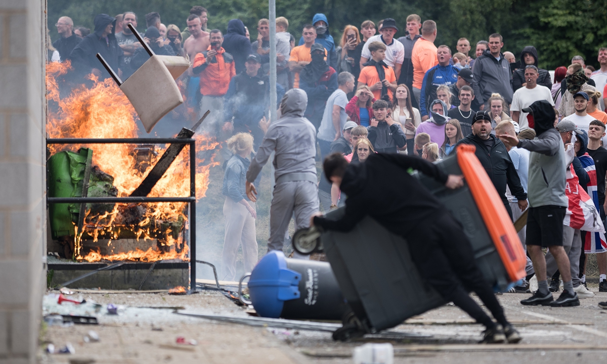 Anti-migration protesters attempt to enter the Holiday Inn Express Hotel which is housing asylum seekers on August 4, 2024 in Rotherham, UK. Photo: VCG