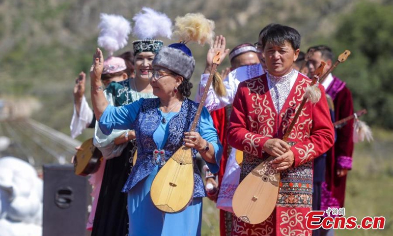 Artists perform Aken Songs at a park in Urumqi, northwest China's Xinjiang Uyghur Autonomous Region, Aug. 3, 2024. Photo: China News Service