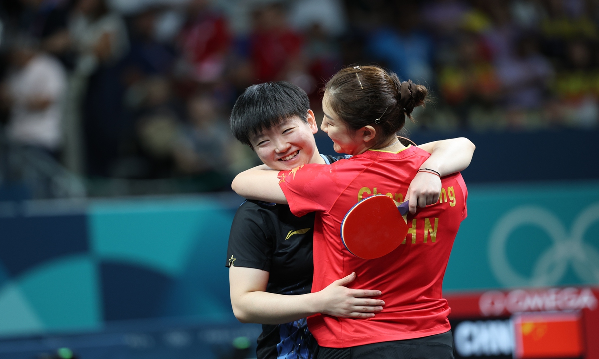 Chinese player Chen Meng (right) and Sun Yingsha embrace after the match at the women's singles table tennis final at the Paris 2024 Olympics on August 3, 2024. Photo: VCG