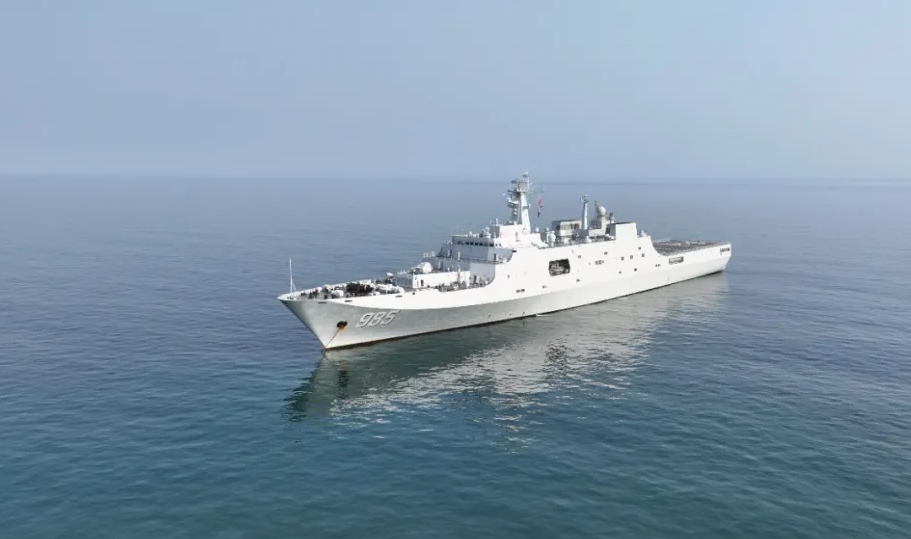 The<strong></strong><em>Qilianshan</em>, a Type 071 comprehensive landing ship of the Chinese People's Liberation Army (PLA) Navy, arrives in waters off Mozambique on August 2, 2024 ahead of the Peace Unity-2024 joint exercise. Photo: Screenshot from the official WeChat account of the PLA Navy