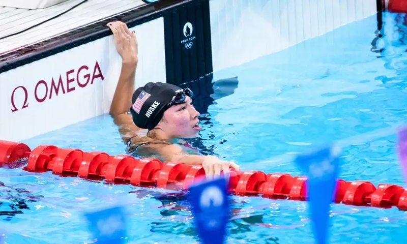 An American swimmer that has a purple discoloration on the face. Photo: Screenshot of live broadcast from CCTV5.