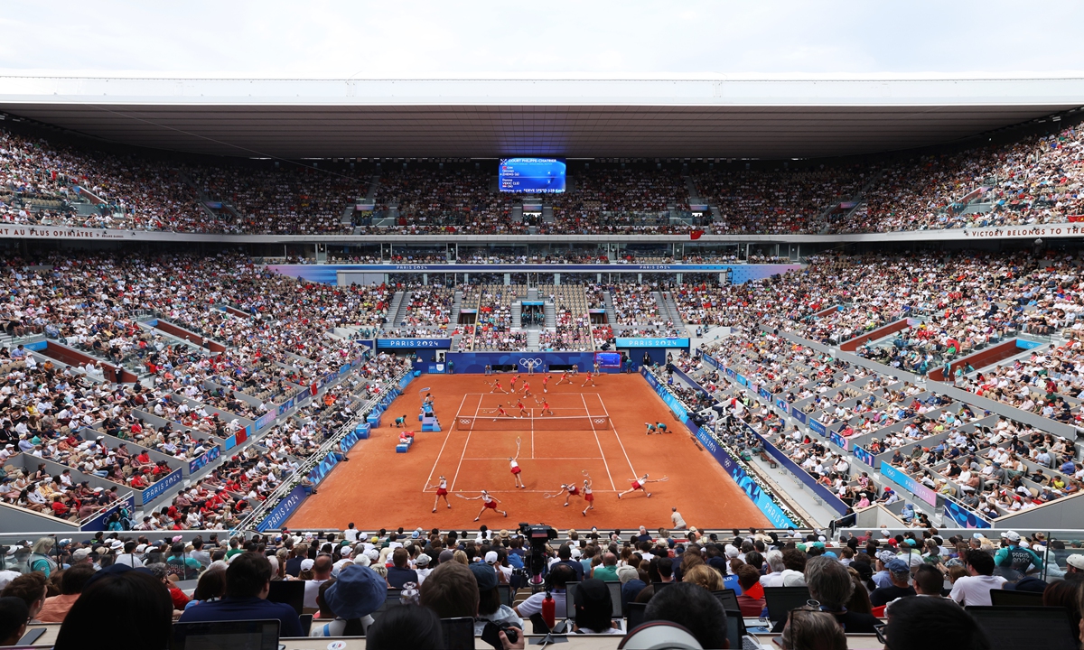 Spectators watch the women's tennis <strong></strong>singles final in Paris, on August 3, 2024. Photo: VCG